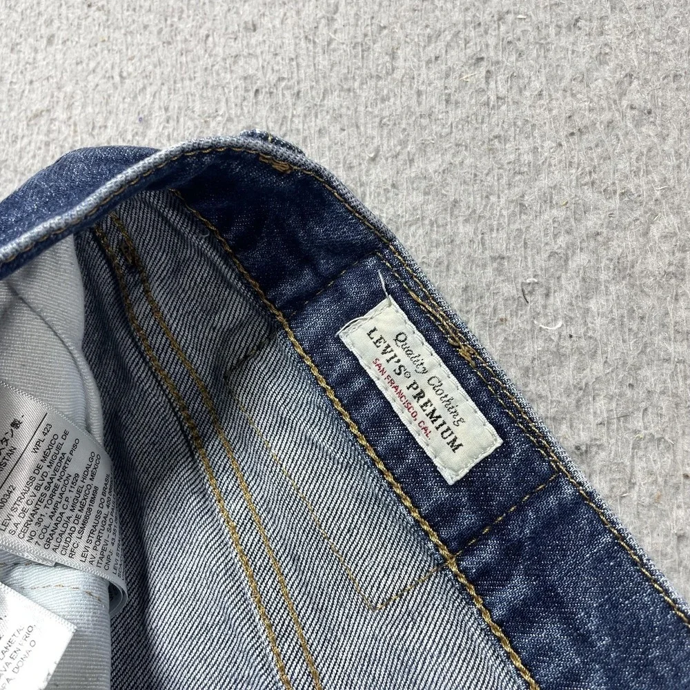Levis stains closure use